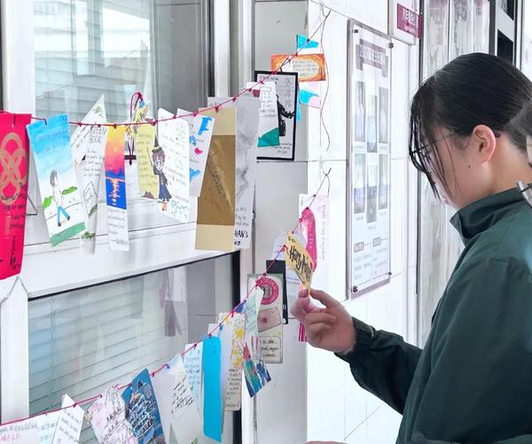 学生驻足观看(1) 学生驻足观看(1)